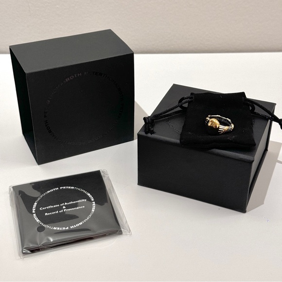 Amulet Oval Signet Ring in two tone sterling silver - Picture 3 of 7